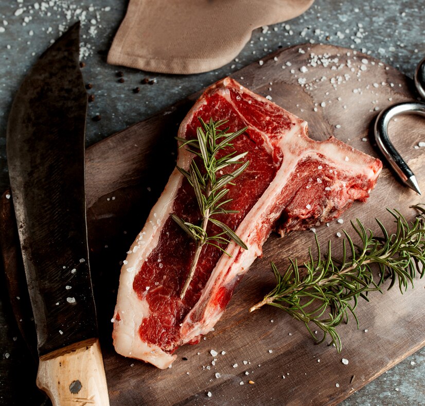 Steak die gemarineerd is met rozemarijn en zout