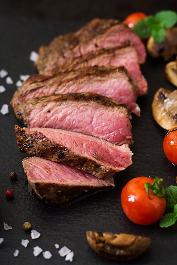 Medium rare gebakken biefstuk gesneden
